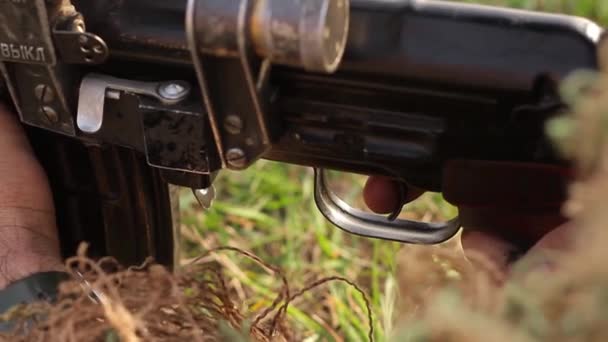 Снайпер Маскувальному Снайперському Костюмі Стискає Ручку Снайперської Гвинтівки Тягне Спусковий — стокове відео