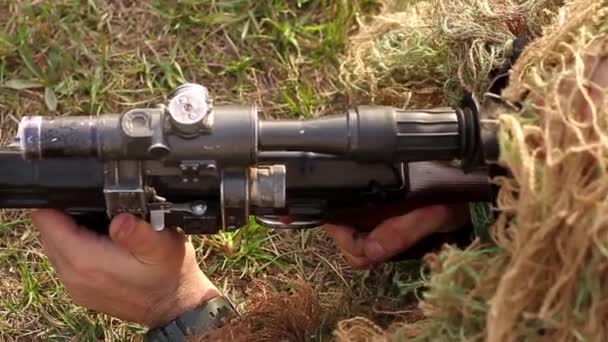 狙撃兵が狙撃兵を狙撃し 光学照準器 ライフル ロシア製光学系を装備した狙撃銃を発射する トップビュー クローズアップ サウンドなし フルHd — ストック動画