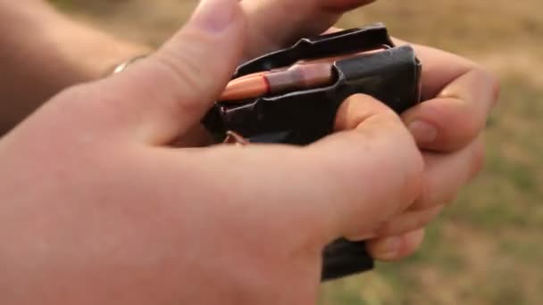 Bir Adam Keskin Nişancı Tüfeği Şarjörüne Gerçek Mermi Yerleştiriyor Sonra — Stok video