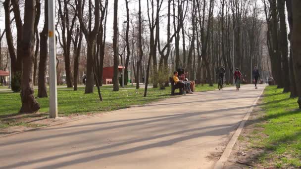 乌克兰 2020年3月29日 两个男孩骑自行车 一个骑呼吸道口罩 第二个不带口罩 在乌克兰政府宣布的检疫期间 居民们无视卫生部的规定 — 图库视频影像