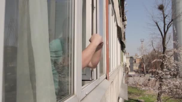Près Fenêtre Ouverte Homme Réjouit Sourit Serre Joyeusement Les Mains — Video