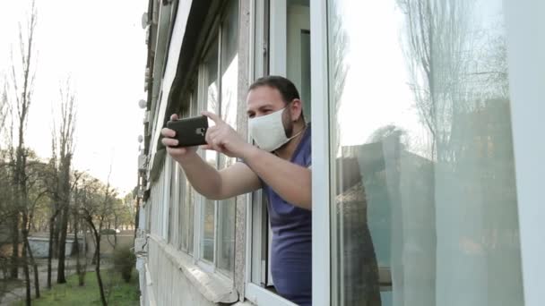 Een Man Met Een Medisch Masker Zijn Gezicht Verschijnt Een — Stockvideo