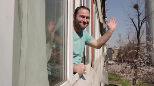 Homme Tient Près Une Fenêtre Ouverte Avec Une Tasse Main — Video