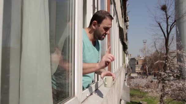 Homme Mécontent Tient Près Une Fenêtre Ouverte Avec Une Tasse — Video
