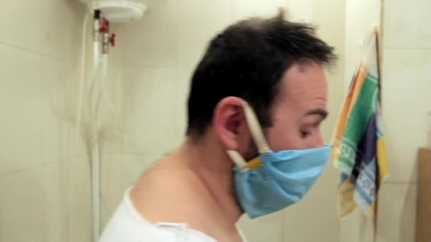 Schläfriger Mann Einer Provisorischen Medizinischen Maske Betritt Das Badezimmer Und — Stockvideo