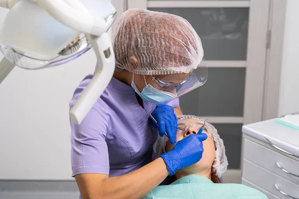 Médico Dentista Con Espejo Dental Una Sonda Dental Examina Cavidad — Foto de Stock