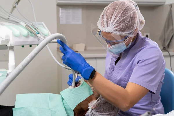 Con Ayuda Una Herramienta Especial Dentista Lleva Cabo Cepillado Polvo — Foto de Stock