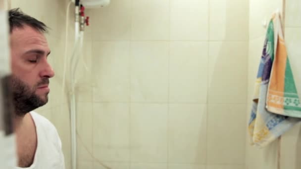 Een Slaperige Man Komt Badkamer Binnen Wrijft Zijn Ogen Zucht — Stockvideo