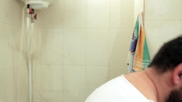 Ospalý Muž Vejde Koupelny Skloní Začne Mýt Směšně Reaguje Studenou — Stock video