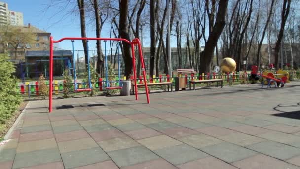 Una Niña Seis Años Edad Durante Cuarentena Covid Sienta Balanceador — Vídeo de stock