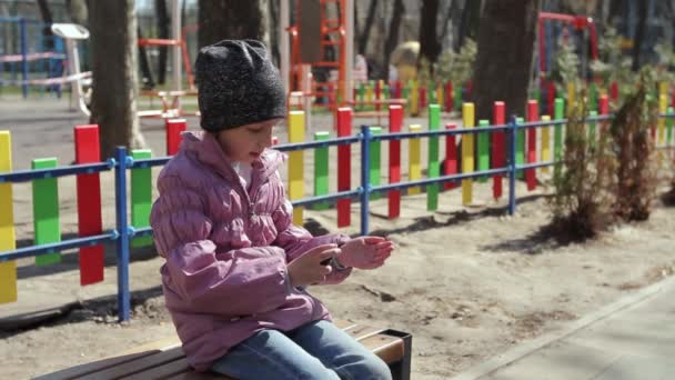 Una Niña Seis Años Sienta Banco Rocía Antiséptico Las Manos — Vídeo de stock