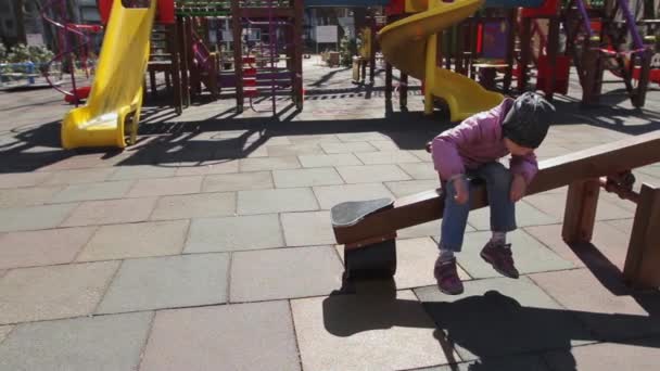 Una Bambina Sei Anni Durante Quarantena Covid Siede Bilanciere Swing — Video Stock