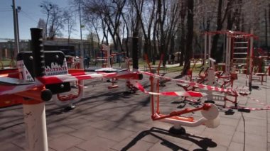 İnsanların olmadığı bir açık hava spor alanı, sinyal bantlarıyla kapalı, rüzgarda sallanan sinyal bantları. Karantina, COVID 19