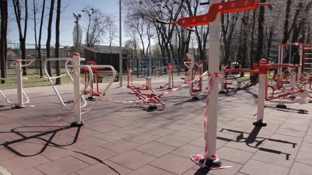 Campo Deportes Aire Libre Público Sin Personas Cerrado Con Cintas — Vídeo de stock