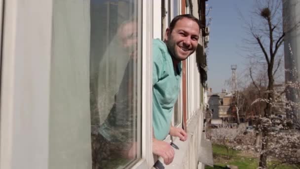 Homme Tient Près Une Fenêtre Ouverte Respire Profondément Sourit Regarde — Video