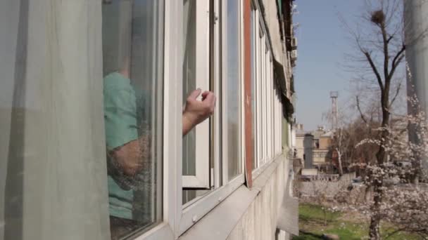 Bir Adam Antrenman Yapıyor Yumruklarını Çalışıyor Elleri Açık Bir Pencerenin — Stok video