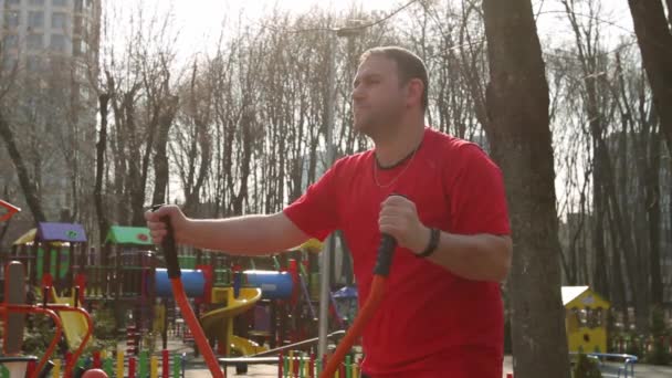 Man Van Middelbare Leeftijd Een Openbare Sportplaats Die Sport Beoefent — Stockvideo