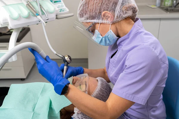Dentista Con Ayuda Herramientas Especializadas Proporciona Tratamiento Cavidad Oral Niña — Foto de Stock