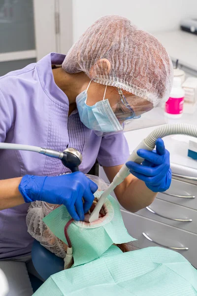 Con Ayuda Una Herramienta Especial Dentista Lleva Cabo Cepillado Polvo — Foto de Stock