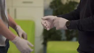 Karantina iptalinden sonra, erkekler sağ ellerindeki lastik eldivenleri çıkarırlar ve el sıkışarak birbirlerini selamlarlar. Ses yok, Full HD