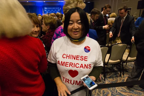 中国系アメリカ人大好きトランプ — ストック写真