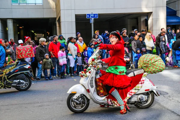 Santa Elfen rijden van Scooters in de vakantie Parade — Stockfoto