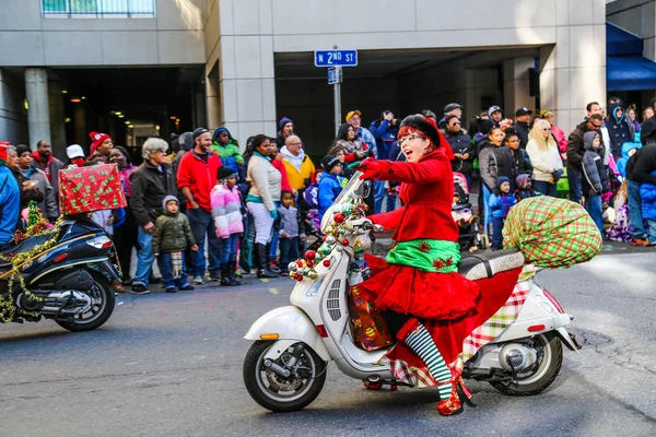 Santa Elves Riding Scooters in Holiday Parade — Stock Photo, Image