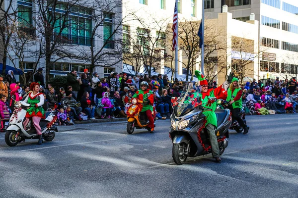 Elfen fahren Roller in Parade — Stockfoto