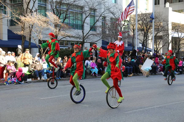 Elfen auf Einrädern in Parade — Stockfoto