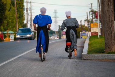 Bisiklet üzerinde iki yalınayak Amish kadın