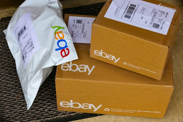 EBay pakketten geleverd aan deur — Stockfoto