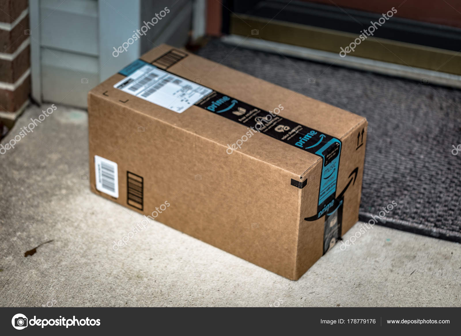 亚马逊黄金盒交付—— 库存社论照片© georgesheldon #178779176