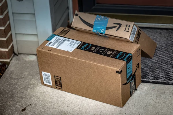 İki Amazon Prime teslim kahverengi kutusu