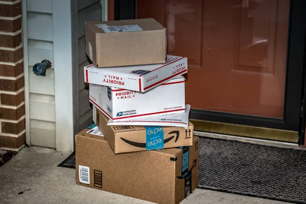 Paquetes Amazon y USPS entregados — Foto de Stock