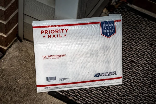 USPS Priority Mail yastıklı zarf — Stok fotoğraf
