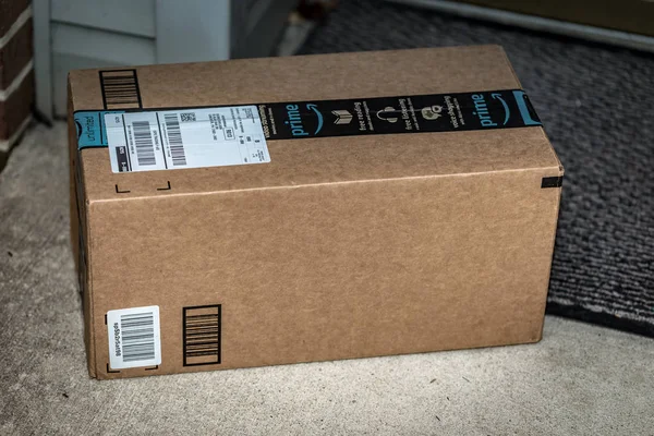 Amazon Prime brown box — Stock Photo, Image
