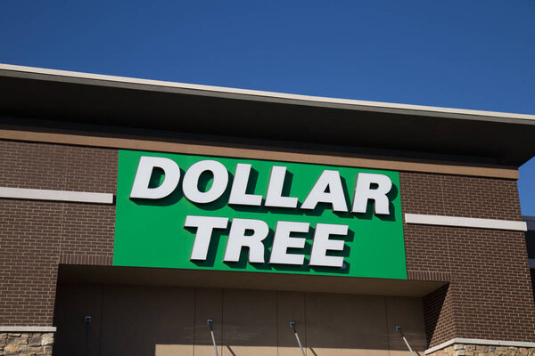 Знак магазина "Dollar Tree"
