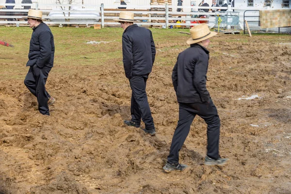 Amish çamurlu alanlarla — Stok fotoğraf