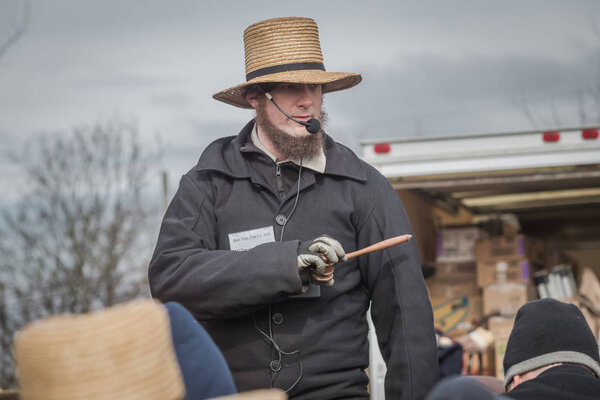 Аукционер амишей на распродаже грязи
