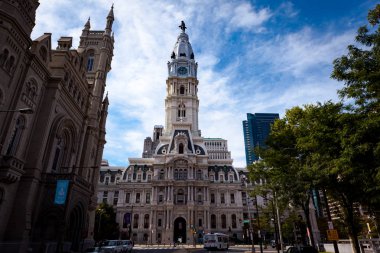 Philly Belediye Binası'nda arıyor 