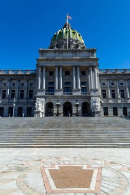 Harrisburg, Pa, Amerika Birleşik Devletleri - 22 Mart 2018: Harrisburg Pennsylvania State Capitol binası dışında kilit taşı.