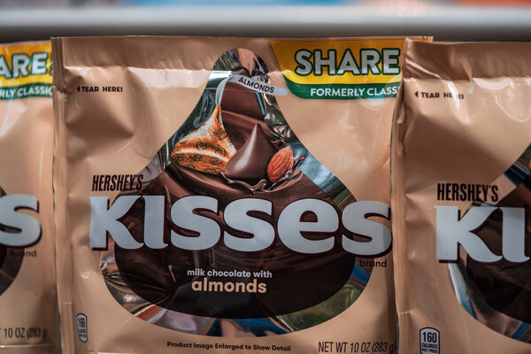 Milk Chocolate with Almonds Kisses 