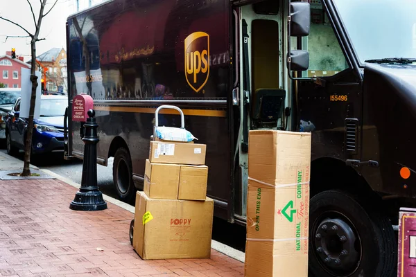 UPS Package Delivery — Stock Photo, Image