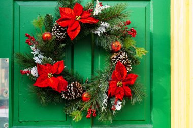 Yeşil Kapıdaki Büyük Noel Çelengi