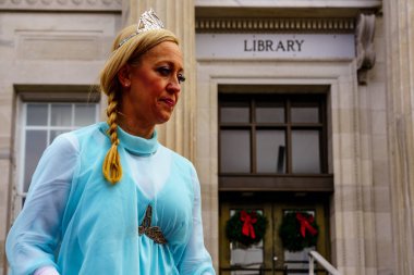 Yıllık Noel Kurabiye Yeme Yarışması 'nda Kar Prensesi