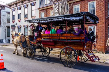 Geleneksel Noel 'e at arabasıyla katılan katılımcılar