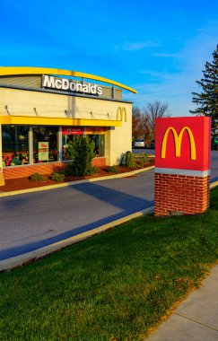 Emiri, Pa Usa - 23 Aralık 2019: Lancaster İlçesi 'nde şehir merkezindeki bir iş alanı..