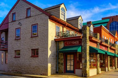 Eportunata, Pa / Usa - 23 Aralık 2019: Lancaster İlçesi 'nin Borough ilçesinde şehir merkezindeki iş bölgesinde eski bir taş bina.