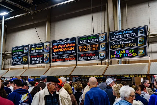 Stora folkmassor i Pa Farm Show Food Court — Stockfoto