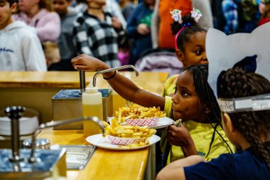 Taze Kızartmalara Katsup Ekleniyor